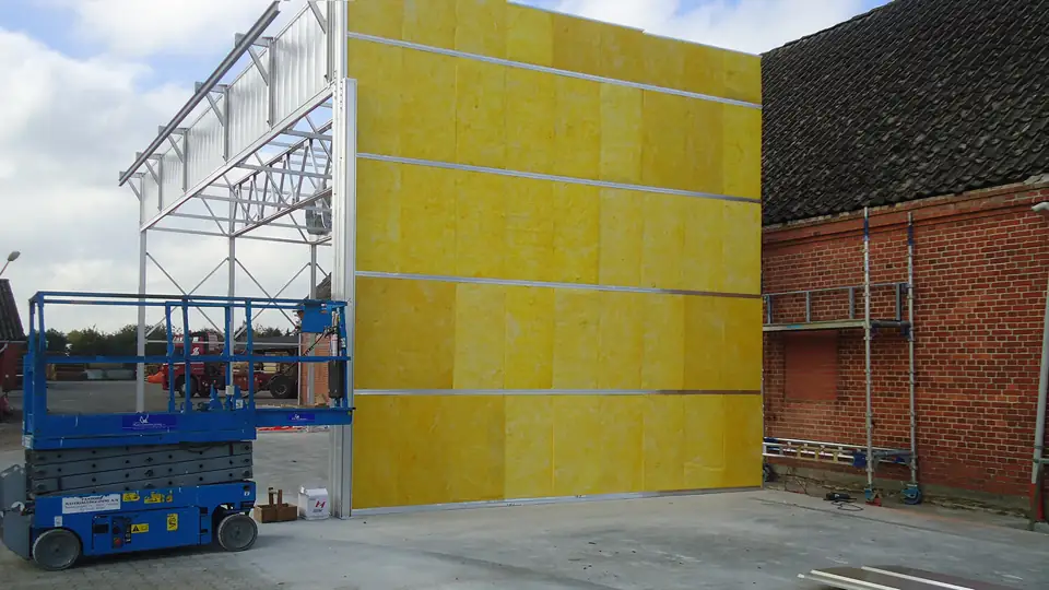 Installation of INCOMAC chamber insulation panels