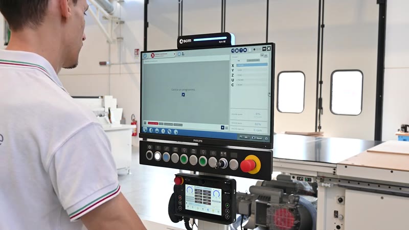 Upravljavec ob CNC centru SCM