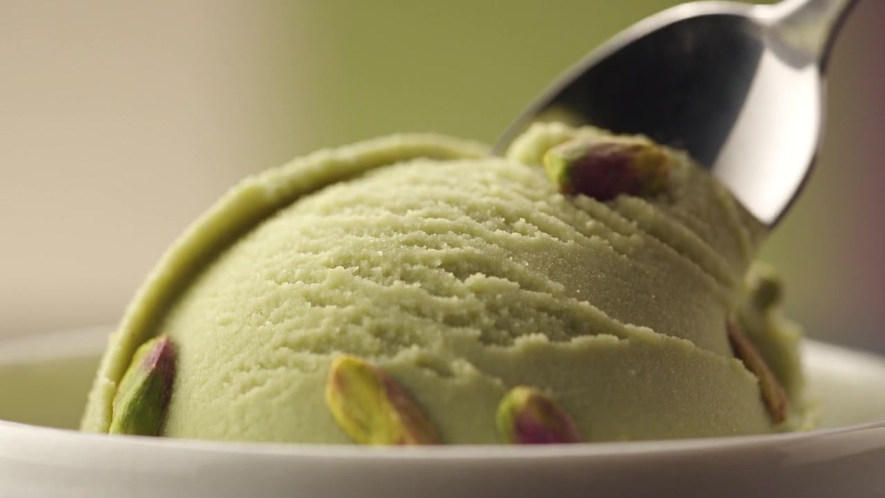 Kremast pistacijev gelato z drobci praženih pistacij.